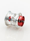 Eine silberne Metallspule mit offenem Gitterdesign und „Roro“ darauf, die Roro Lure BFS Titanium Spule AX22 passt für 23 SLP Millionaire Air, 22 Silver Creek Air, 21 Gekkabijin Air TW PE Special, 20 Alpha & 20 Steez Airs Air – ideal für Präzisionswurfweite.