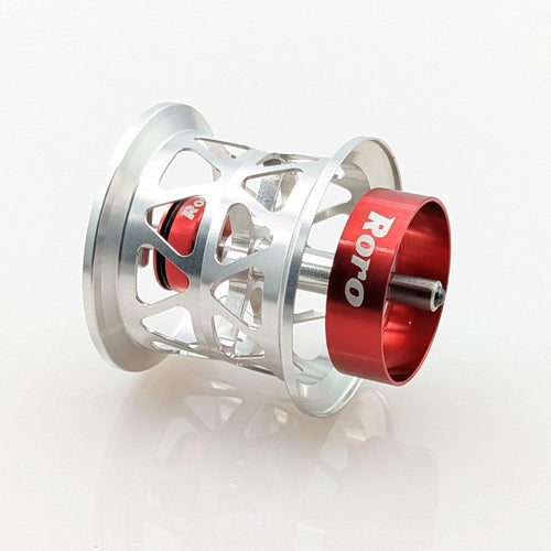 Eine silberne Metallspule mit offenem Gitterdesign und „Roro“ darauf, die Roro Lure BFS Titanium Spule AX22 passt für 23 SLP Millionaire Air, 22 Silver Creek Air, 21 Gekkabijin Air TW PE Special, 20 Alpha & 20 Steez Airs Air – ideal für Präzisionswurfweite.