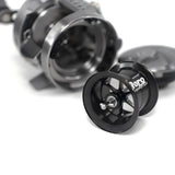 Eine Nahaufnahme einer zerlegten Roro Lure BFS Titanium Spule CQ25-MG | 23 Calcutta Conquest BFS in Schwarz, die die Hauptspule und die Innenteile auf einem weißen Hintergrund zeigt.