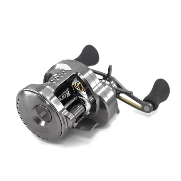 Die Roro Lure BFS Titanium Spule CQ25-MG | 23 Calcutta Conquest BFS, eine silber-schwarze Baitcasting-Angelrolle mit Doppelgriffen, Metallrahmen und sichtbaren Zahnrädern, ist auf weißem Hintergrund abgebildet.