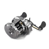 Die Roro Lure BFS Titanium Spule CQ25-MG | 23 Calcutta Conquest BFS, eine silber-schwarze Baitcasting-Angelrolle mit Doppelgriffen, Metallrahmen und sichtbaren Zahnrädern, ist auf weißem Hintergrund abgebildet.