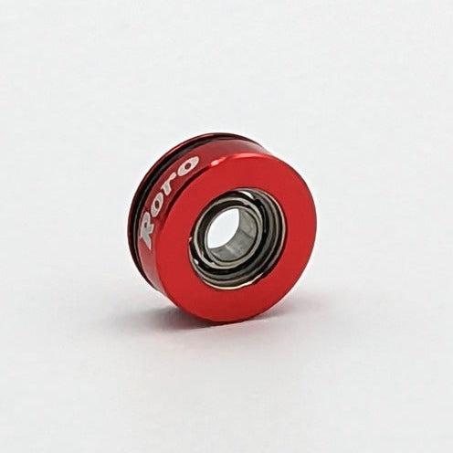 Ein kleines rotes Roro BFS Keramik Kugellager von Roro Lure, auf dessen Seite in weißer Farbe 