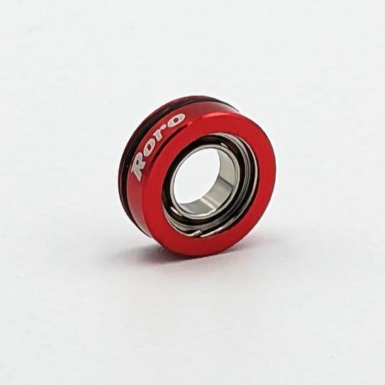 Ein kleines, rotes Metallkugellager von Roro Lure mit dem Schriftzug 