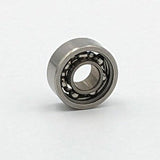 Ein Roro BFS Keramik Kugellager von Roro Lure wird mit einem offenen Design gezeigt, das die inneren und äußeren Ringe und Keramikkugeln vor einem schlichten weißen Hintergrund zeigt.