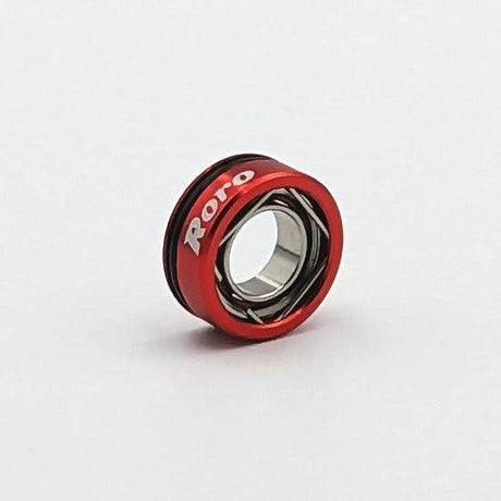 Das kleine, runde Roro BFS Keramik Kugellager von Roro Lure hat ein rotes Außengehäuse mit der Aufschrift "Roro" in weißer Schrift auf einem schlichten weißen Hintergrund.