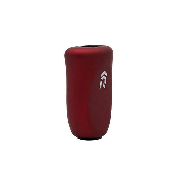 Ein roter, sanft geschwungener SLP Works RCS i-Shape Korkknopf mit einem kleinen weißen geometrischen Logo und einer schwarzen runden Basis - ideal für Daiwa Angeln oder zur Aufwertung Ihrer Wurf- und Spinnrollen. Abgebildet auf einem schlichten weißen Hintergrund.