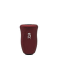 Ein roter, zylindrischer SLP Works RCS i-Shape Korkknopf mit einer konturierten Form und einem weißen geometrischen Logo auf der Vorderseite steht aufrecht vor einem schlichten weißen Hintergrund.