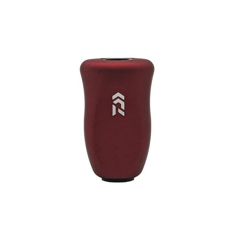 Ein roter, zylindrischer SLP Works RCS i-Shape Korkknopf mit einer konturierten Form und einem weißen geometrischen Logo auf der Vorderseite steht aufrecht vor einem schlichten weißen Hintergrund.