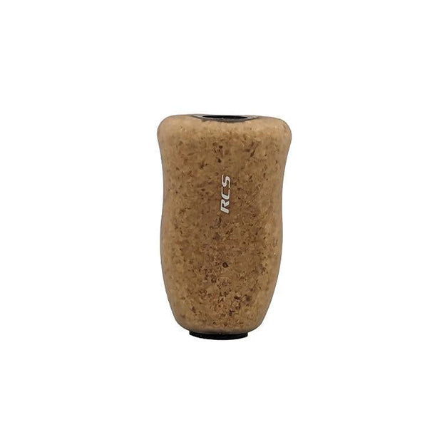 Ein zylindrischer, sich leicht verjüngender SLP Works RCS i-Shape Korkknopf in der Farbe Klar, mit einem kleinen vertikalen "RCS"-Logo in Weiß auf der Vorderseite, entworfen für Daiwa Wurf- und Spinnrollen, abgebildet auf einem schlichten weißen Hintergrund.