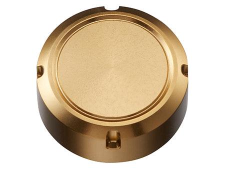 Die SLP Works 24 Steez SV TW Öleinspritzkappe von SLP Works ist eine massive, goldfarbene, runde Metallscheibe mit vier gleichmäßig verteilten Randkerben, die für die präzise Abstimmung der Daiwa '24 Steez SV TW entwickelt wurde.