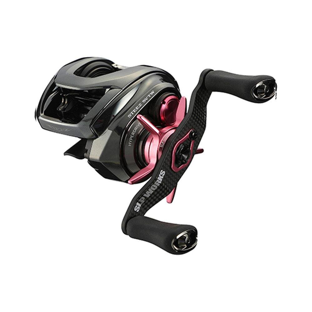 Die schwarz-rosa SLP Works 24 Steez SV TW Baitcasting-Rolle mit doppeltem Griff ist mit einer SLP Works Öleinspritzkappe versehen, die auf einem schlichten weißen Hintergrund abgebildet ist. Ideal für Angelrolle Tuning Fans.