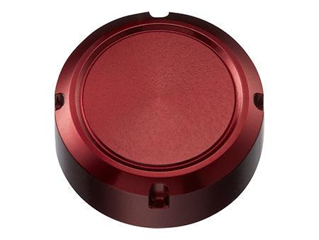 Die SLP Works 24 Steez SV TW Öleinspritzkappe von SLP Works ist in Rot gehalten. Sie hat eine runde, metallische Oberfläche mit einer flachen Oberseite und drei gleichmäßig verteilten Kerben am Rand, die auf einem weißen Hintergrund stehen.