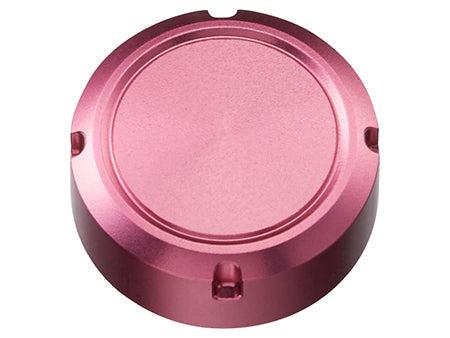 Der SLP Works 24 Steez SV TW Öleinspritzdeckel von SLP Works ist ein runder, flacher, metallischer Deckel in Rosa mit kleinen Randeinbuchtungen, entworfen für Angelrolle Tuning und passend für den Daiwa '24 Steez SV TW. Die Oberfläche ist glatt und in der Mitte leicht vertieft.