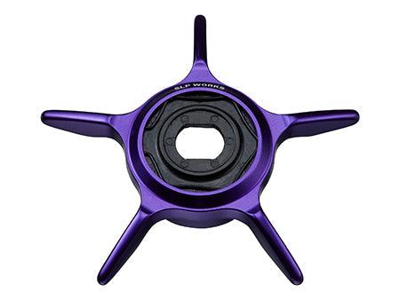 Der SLP Works 24 Steez SV TW SCL Star Drag ist ein lilametallicfarbenes Fünfspeichen-Bauteil mit einem schwarzen Mittelring und dem Schriftzug SLP WORKS