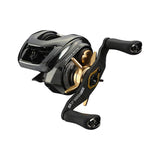 Die SLP Works 24 Steez SV TW SCL Star Drag Baitcasting-Rolle von SLP Works verfügt über ein schwarz-goldenes Design, eine Kurbel mit zwei Griffen, metallische Akzente, eine Star-Drag-Einstellung und sichtbare Zahnräder auf weißem Hintergrund.