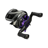 Die SLP Works 24 Steez SV TW SCL Star Drag Baitcasting-Rolle in Schwarz und Violett verfügt über ergonomische Griffe, einen sichtbaren Griff und ein Star-Drag-System, abgebildet vor einem weißen Hintergrund.