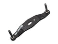 Der SLP Works Carbon Crank Handle (8x5mm, ohne Knobs) von SLP Works ist ein schwarzer NANOALLOY-Technologie Griff für Baitcasting-Rollen. Er hat zwei Metallpfosten, eine rechteckige Aussparung in der Mitte und "SLP WORKS" auf der linken Seite.