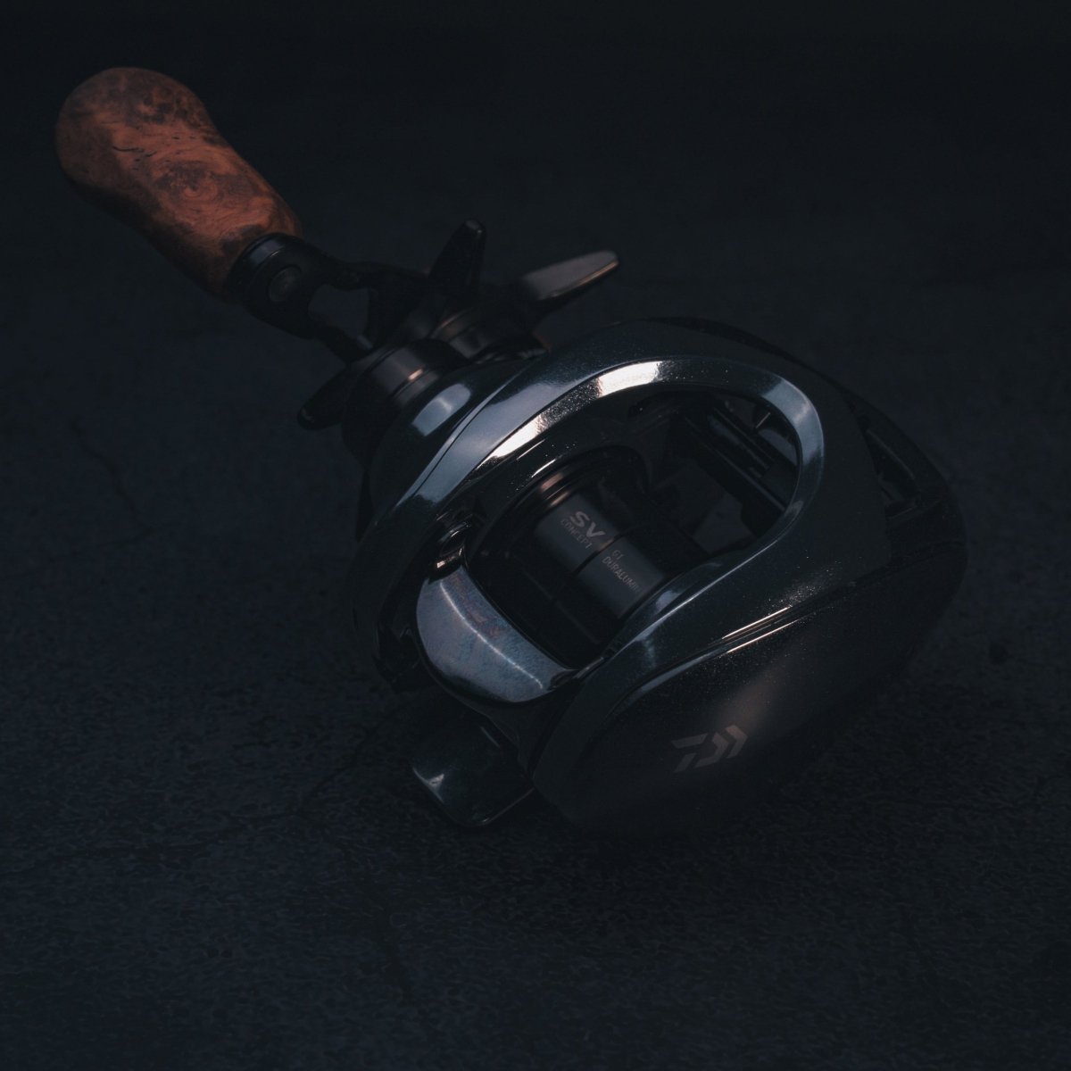 Nahaufnahme vom SLP Works i Shape Wood Knob Limited Edition – das ultimative Tuning-Teil fürs nächste Level am Reel! Das edle Holz trifft auf stylische Metall-Details, alles auf nem lässigen, dunklen Hintergrund inszeniert. Hier siehst du echtes Handwerk und ein Design, das deine Angelrolle sofort auffrischt. Perfekt für alle Tackle-Nerds und Tuningspezialisten: Mit diesem Knob pimpst du nicht nur deine Rolle, sondern auch deinen Style am Wasser!.