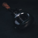 Nahaufnahme vom SLP Works i Shape Wood Knob Limited Edition – das ultimative Tuning-Teil fürs nächste Level am Reel! Das edle Holz trifft auf stylische Metall-Details, alles auf nem lässigen, dunklen Hintergrund inszeniert. Hier siehst du echtes Handwerk und ein Design, das deine Angelrolle sofort auffrischt. Perfekt für alle Tackle-Nerds und Tuningspezialisten: Mit diesem Knob pimpst du nicht nur deine Rolle, sondern auch deinen Style am Wasser!.