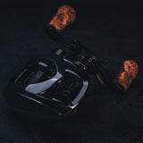 Nahaufnahme vom SLP Works i Shape Wood Knob Limited Edition – das schicke schwarze Baitcaster-Griffstück von SLP Works, perfekt zum Tunen deiner Angelrolle! Edler Holz-Knauf, frisches Design und mega Grip für extra Style am Wasser. Fotografiert vor dunklem Hintergrund, damit du jedes Detail siehst und direkt merkst: Damit hebst du dein Tackle auf’s nächste Level!.