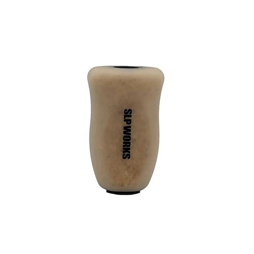 Ein leuchtfarbener, zylindrischer SLP Works i-Type Cork Knob mit einer leicht konturierten Form und dem SLP Works-Logo, das vertikal in Schwarz auf die Seite gedruckt ist und an einen Angelrollengriffknopf erinnert, dargestellt vor einem weißen Hintergrund.