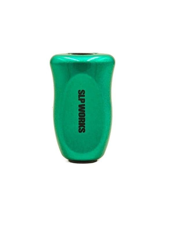 Ein grün-metallic SLP Works i-Type Korkknopf mit dem schwarzen Logo der Marke auf der ergonomischen Vorderseite, ideal als Korkknopf-Ersatz für Spinning Angelrollen, abgebildet auf einem schlichten weißen Hintergrund.