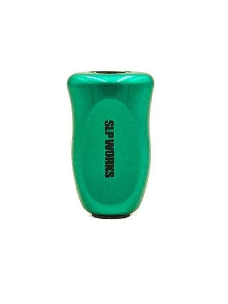 Ein grün-metallic SLP Works i-Type Korkknopf mit dem schwarzen Logo der Marke auf der ergonomischen Vorderseite, ideal als Korkknopf-Ersatz für Spinning Angelrollen, abgebildet auf einem schlichten weißen Hintergrund.