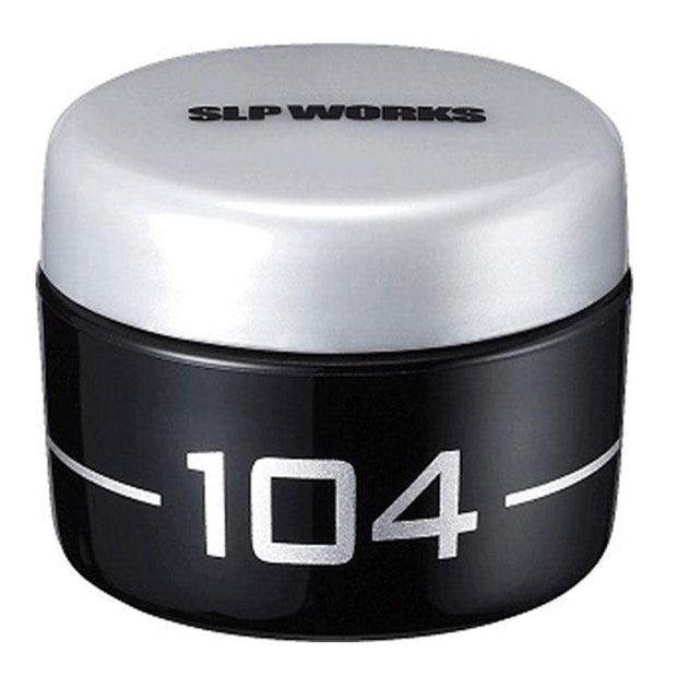 Das SLP Works Maintenance Grease 104 ist ein kleiner schwarzer Behälter mit silbernem Deckel und der Aufschrift "104". Perfekt als Angelrollen Schmiermittel von SLP Works für alle Ihre Angelrollen Pflege Bedürfnisse.