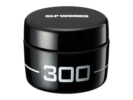 Das SLP Works Maintenance Grease 300 wird in einem schwarzen, zylindrischen Behälter mit Schraubdeckel geliefert, der das SLP Works-Logo auf der Oberseite und "300" in fetter weißer Schrift auf der Seite trägt - ideal für die Pflege Ihrer Baitcast-Rolle.