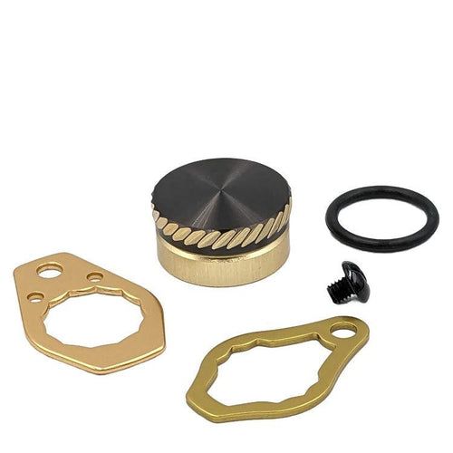 Das SLP Works MC Zero Adjuster Set von SLP Works besteht aus einem Metallknopf mit strukturierter Kante, einer schwarzen Schraube, einem schwarzen O-Ring und zwei goldfarbenen Platten mit einzigartigen Aussparungen auf weißem Hintergrund.