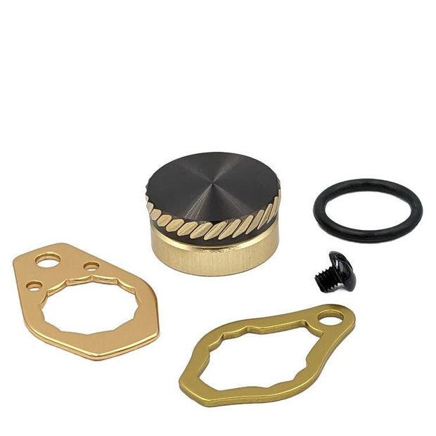 Das SLP Works MC Zero Adjuster Set von SLP Works besteht aus einem Metallknopf mit strukturierter Kante, einer schwarzen Schraube, einem schwarzen O-Ring und zwei goldfarbenen Platten mit einzigartigen Aussparungen auf weißem Hintergrund.