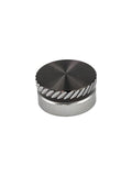 Das SLP Works MC Zero Adjuster Set von SLP Works verfügt über einen runden, metallischen Silberknauf mit glatter schwarzer Oberseite und silberner Unterseite. Diagonale Rillen an der Kante verbessern die Griffigkeit. Ideal für Daiwa Baitcasting-Rollen. Schlichter weißer Hintergrund.