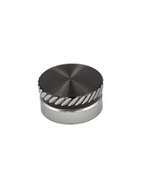 Das SLP Works MC Zero Adjuster Set von SLP Works verfügt über einen runden, metallischen Silberknauf mit glatter schwarzer Oberseite und silberner Unterseite. Diagonale Rillen an der Kante verbessern die Griffigkeit. Ideal für Daiwa Baitcasting-Rollen. Schlichter weißer Hintergrund.