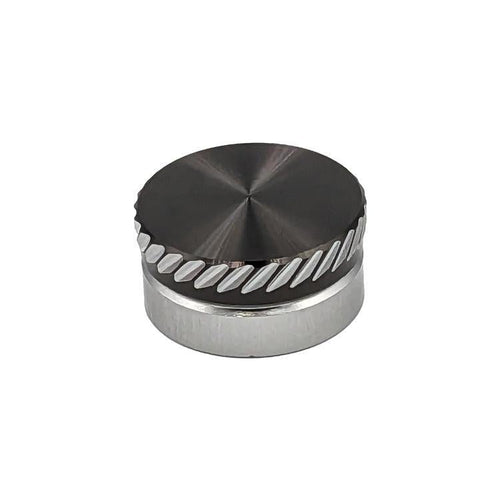 Das SLP Works MC Zero Adjuster Set von SLP Works verfügt über einen runden, metallischen Silberknauf mit glatter schwarzer Oberseite und silberner Unterseite. Diagonale Rillen an der Kante verbessern die Griffigkeit. Ideal für Daiwa Baitcasting-Rollen. Schlichter weißer Hintergrund.