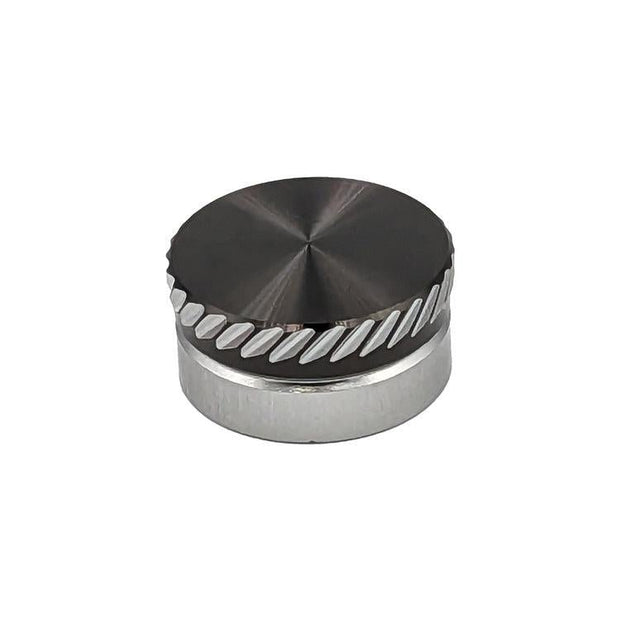 Das SLP Works MC Zero Adjuster Set von SLP Works verfügt über einen runden, metallischen Silberknauf mit glatter schwarzer Oberseite und silberner Unterseite. Diagonale Rillen an der Kante verbessern die Griffigkeit. Ideal für Daiwa Baitcasting-Rollen. Schlichter weißer Hintergrund.