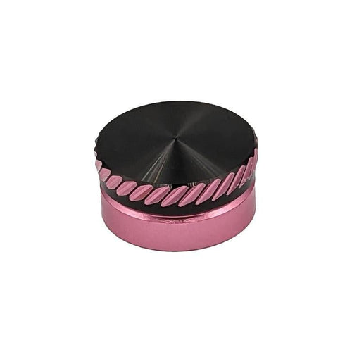Das SLP Works MC Nullstellungsset ist ein runder Metallknopf mit schwarzer Oberseite, rosafarbener Unterseite und abgewinkelten Griffmulden. Sein gebürstetes Metallfinish verleiht ihm Stil. Entworfen für Daiwa Baitcasting-Rollen. Abgebildet auf einem schlichten weißen Hintergrund.