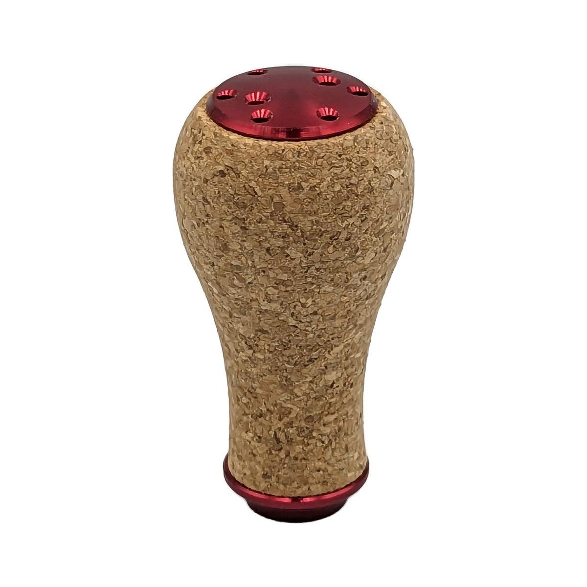 Der SLP Works Power Light Cork Knob S von SLP Works verfügt über einen abgerundeten Korkgriff mit einer konischen Form, roten (Rot) Metall-Akzenten und kleinen Löchern auf der Oberseite - ideal für Baitcasting-Rollen.