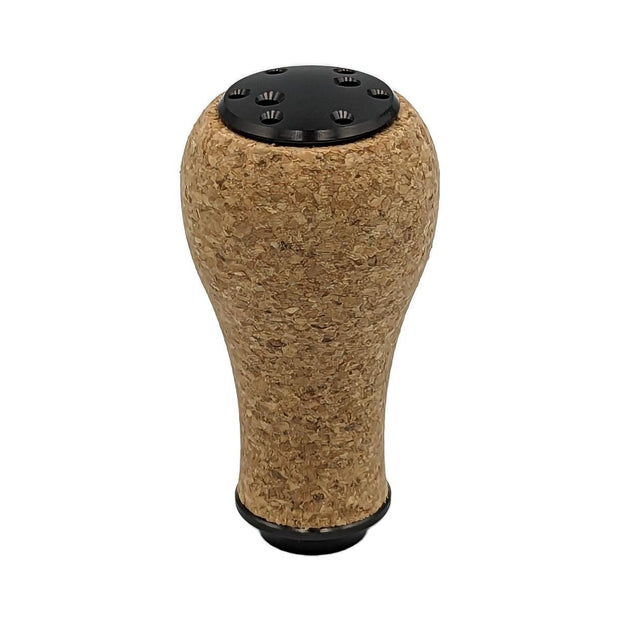 Der SLP Works Power Light Cork Knob S von SLP Works besteht aus einem Korkkörper und einer schwarzen (Schwarz) Oberseite, die auf einem schlichten weißen Hintergrund abgebildet ist.