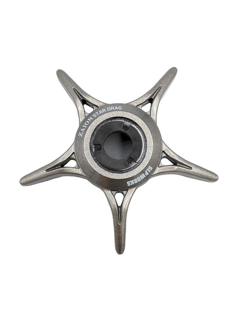 Ein metallisches, fünfspeichiges, sternförmiges mechanisches Teil mit der Aufschrift 