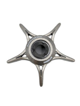 Ein metallisches, fünfspeichiges, sternförmiges mechanisches Teil mit der Aufschrift "ZPI LION STAR DRAG" und "SHOUDERS", das dem SLP Works Zaion Star Drag von SLP Works ähnelt, einer Komponente, die in Angelrollen wie Angelrollen verwendet wird.