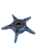 Ein Move-farbiger SLP Works Zaion Star Drag von SLP Works mit vier spitzen Armen und einem zentralen Lager mit SLP WORKS-Aufdruck, inspiriert von der Präzision der Daiwa Angelrollen, auf weißem Hintergrund.