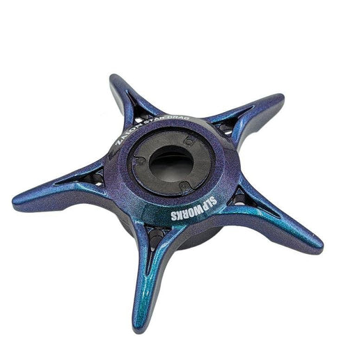 Ein Move-farbiger SLP Works Zaion Star Drag von SLP Works mit vier spitzen Armen und einem zentralen Lager mit SLP WORKS-Aufdruck, inspiriert von der Präzision der Daiwa Angelrollen, auf weißem Hintergrund.