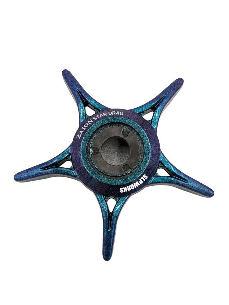 Ein blauer und blaugrüner fünfspeichiger sternförmiger SLP Works Zaion Star Drag aus Metall für Daiwa-Rollen, beschriftet mit 