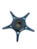 Ein blauer und blaugrüner fünfspeichiger sternförmiger SLP Works Zaion Star Drag aus Metall für Daiwa-Rollen, beschriftet mit "ZL ALON STAR DRAG" und "SUPORMS", ist von oben vor einem weißen Hintergrund zu sehen.
