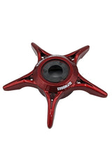 Eine rote SLP Works Zaion Star Drag mit fünf Zinken und einem schwarzen, runden Zentrum aus Zaion-Material liegt auf weißem Untergrund. Das weiße „SLP Works“-Logo erinnert an die Designs der Daiwa Angelrollen-Komponenten.