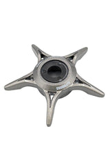 Ein silbernes, fünfzackiges Metallteil mit einem Loch in der Mitte und dem Aufdruck "SONDORS", fotografiert auf Weiß - ähnlich dem SLP Works Zaion Star Drag von SLP Works in Silber.