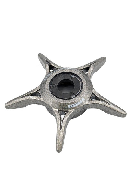 Ein silbernes, fünfzackiges Metallteil mit einem Loch in der Mitte und dem Aufdruck "SONDORS", fotografiert auf Weiß - ähnlich dem SLP Works Zaion Star Drag von SLP Works in Silber.