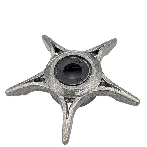 Ein silbernes, fünfzackiges Metallteil mit einem Loch in der Mitte und dem Aufdruck "SONDORS", fotografiert auf Weiß - ähnlich dem SLP Works Zaion Star Drag von SLP Works in Silber.