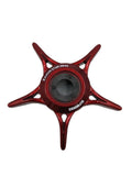 Ein rotes, fünfzackiges, sternförmiges SLP Works Zaion Star Drag Metallteil von SLP Works, von oben auf weißem Hintergrund dargestellt. Entworfen für Daiwa-Rollen mit Zaion Star Drag Technologie.