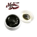 Abgebildet ist ein weißer ZPI F-Zero Master Grease | Rollenfett-Behälter mit dunklem Fett und offenem Deckel, auf dem Rückstände zu sehen sind, mit dem Master Grease-Logo darüber auf weißem Hintergrund.